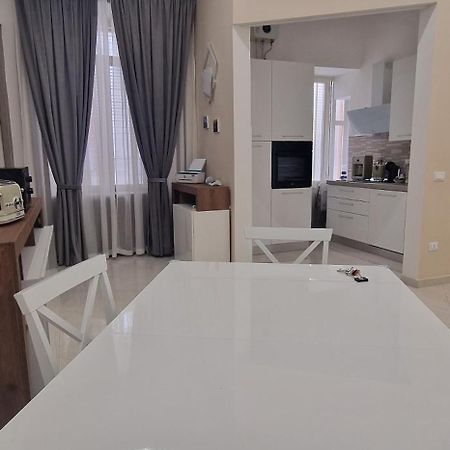 Appartamento B&B La Dimora Di Parthenope Napoli Bagian luar foto